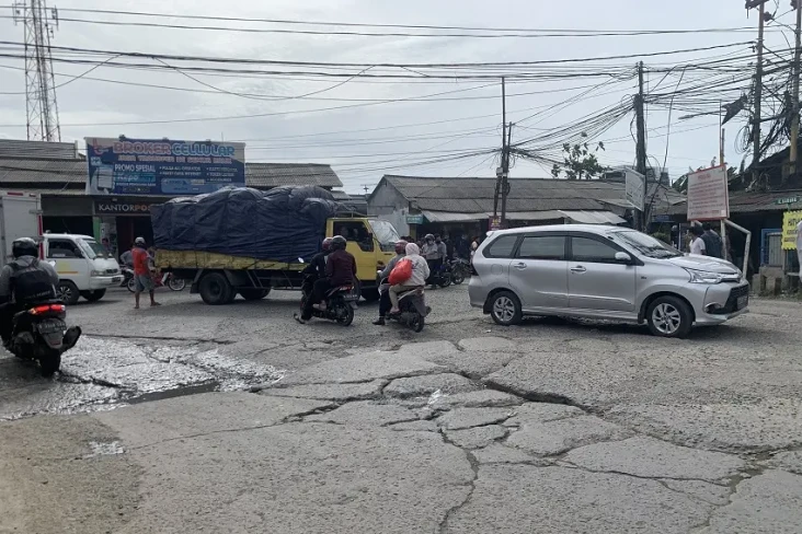 Warga Batu Ceper Protes...