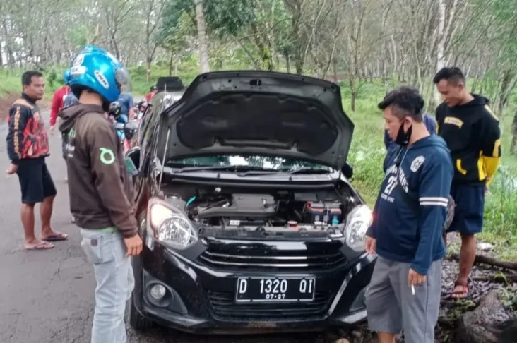 Mobil Misterius Berplat...