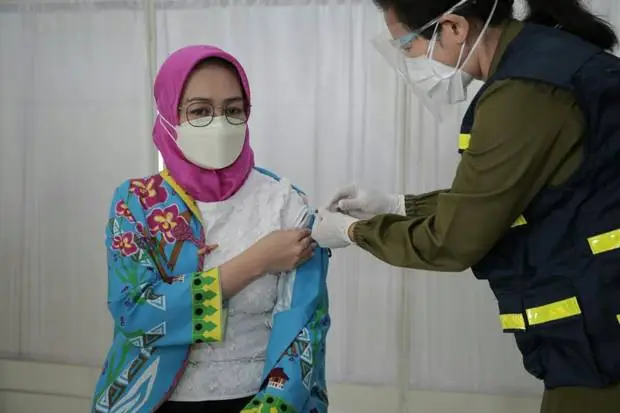 Gunakan Vaksin Kadaluwarsa,...