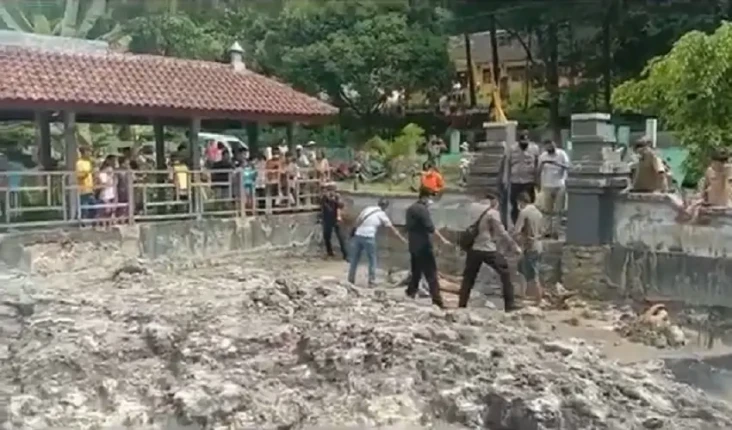 Ritual Tolak Hujan di...
