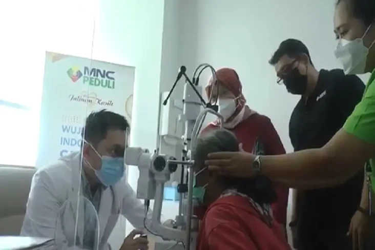 Nenek Suharlina Tersenyum...