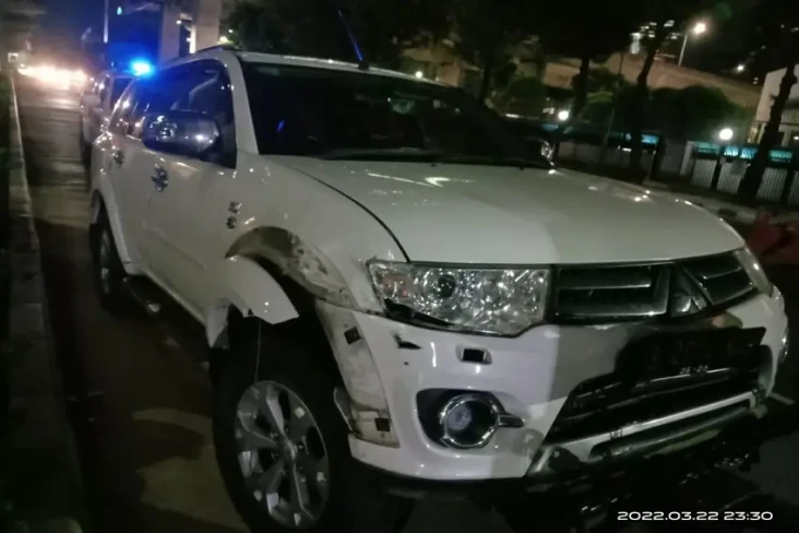 Tiga Mobil Mewah Kecelakaan...