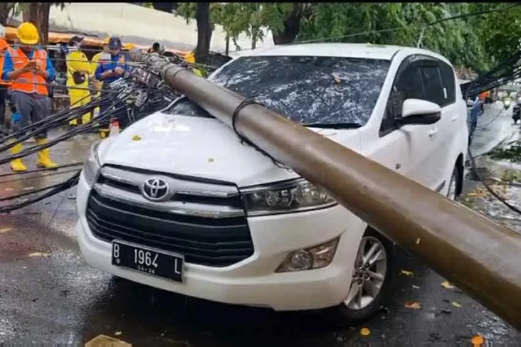 Hujan Angin Landa Jakarta,...