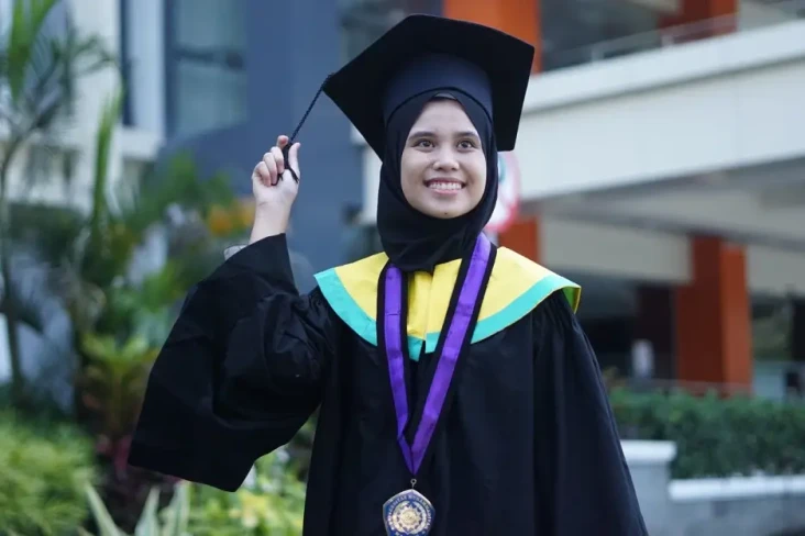Aulia Rachma, Wisudawan...