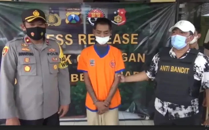 Remas Payudara dan Gerayangi...