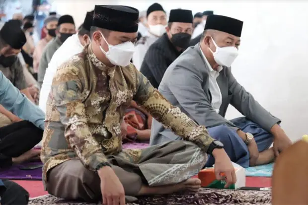 Saf Salat Tak Lagi Berjarak,...