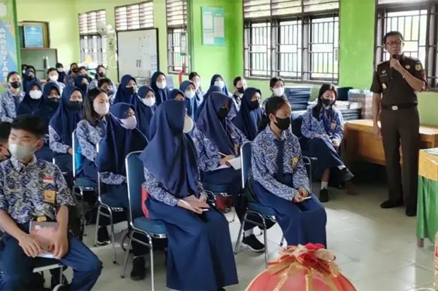 Kejari Luwu Timur Sosialisasi...