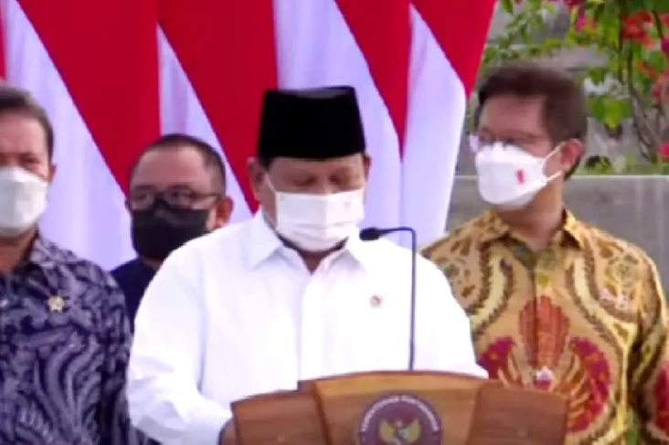 Prabowo Beri Penghargaan...