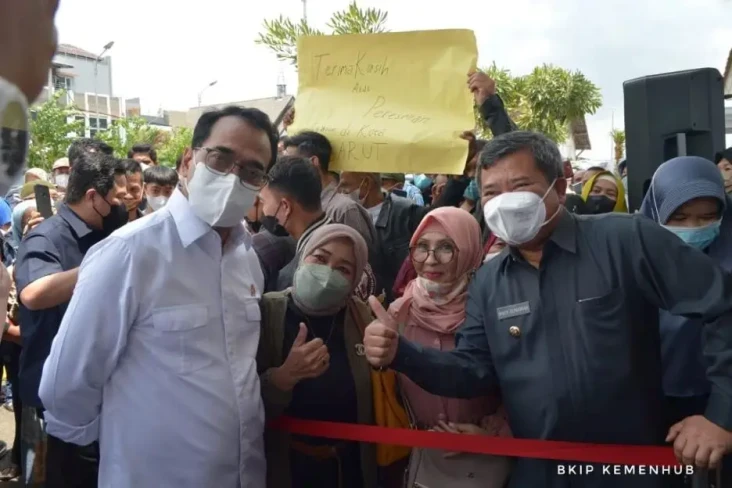 Warga Datang dari Jauh...