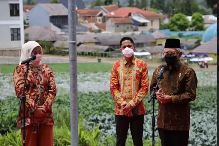 Plt Bupati Hengki Kurniawan...