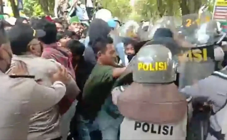 Geruduk Polres Sumenep,...