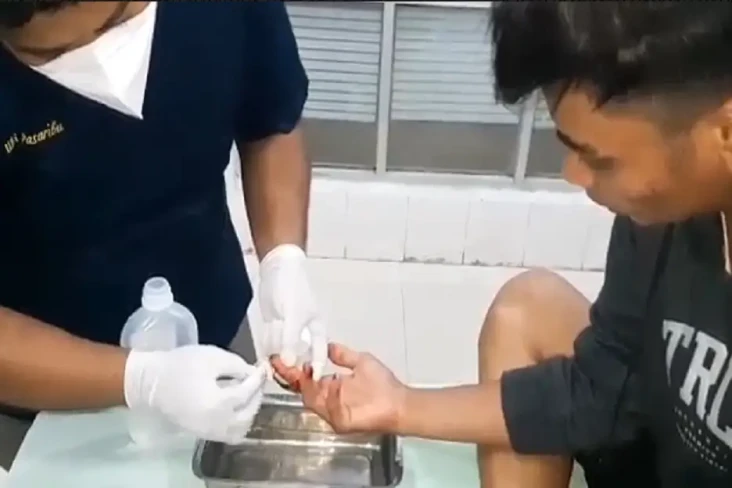 Polisi Dikeroyok Keluarga...