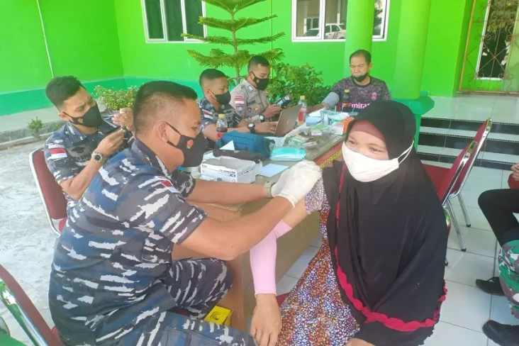 Lanal Ranai Gelar Vaksinasi...
