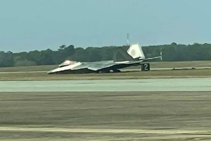 Jet Tempur Siluman F-22...