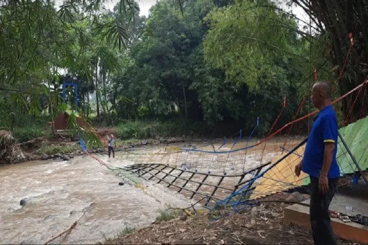 Jembatan Gantung Mendadak...