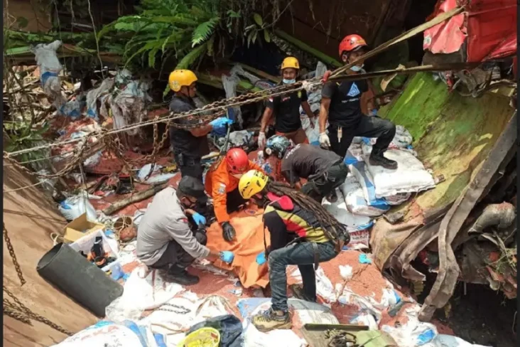 Truk Terjun ke Jurang...