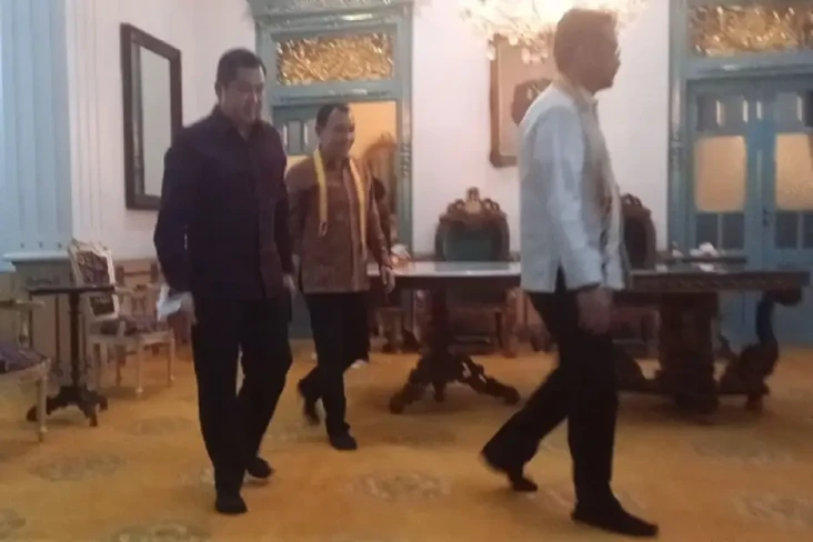 Bertemu Pakubuwono XIII,...