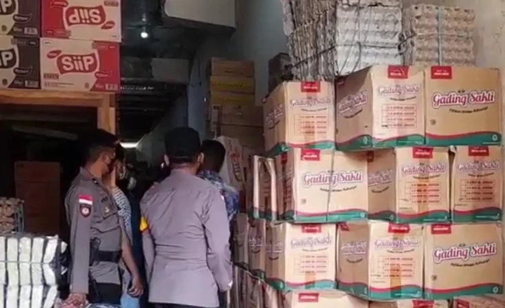 Gerebek Gudang Distributor,...