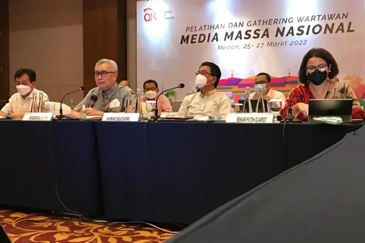 Mengupas Tantangan Industri...