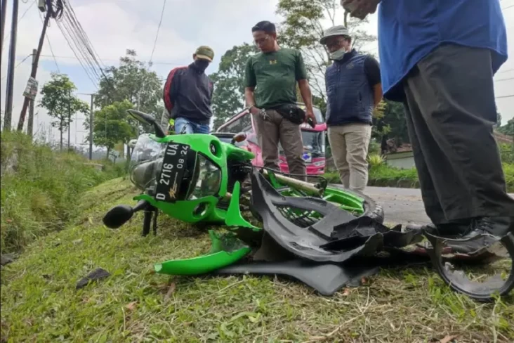 Dua Motor dan Pikap...