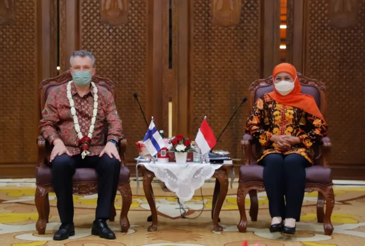 Gubernur Khofifah dan...