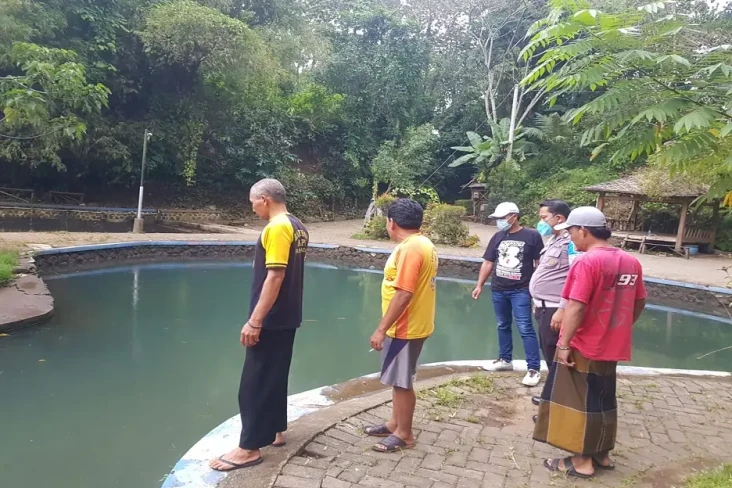 Asyik Buat Konten Medsos,...