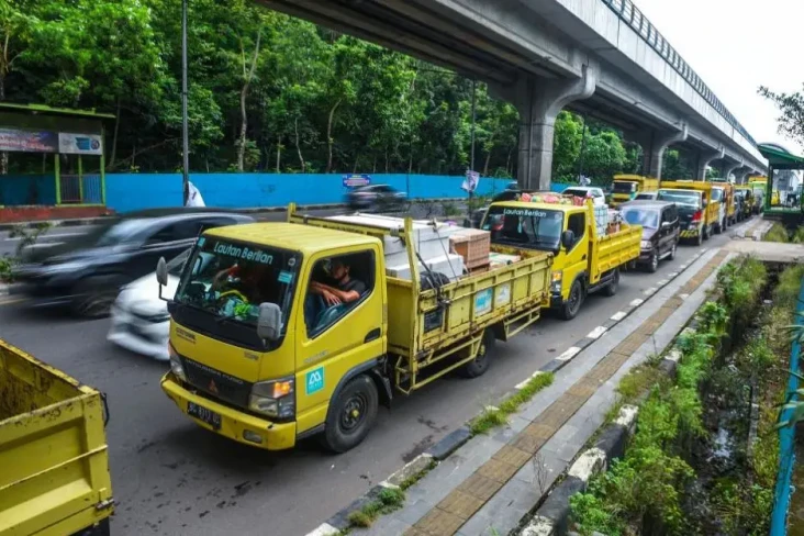 Sopir Truk Ngeluh Solar...