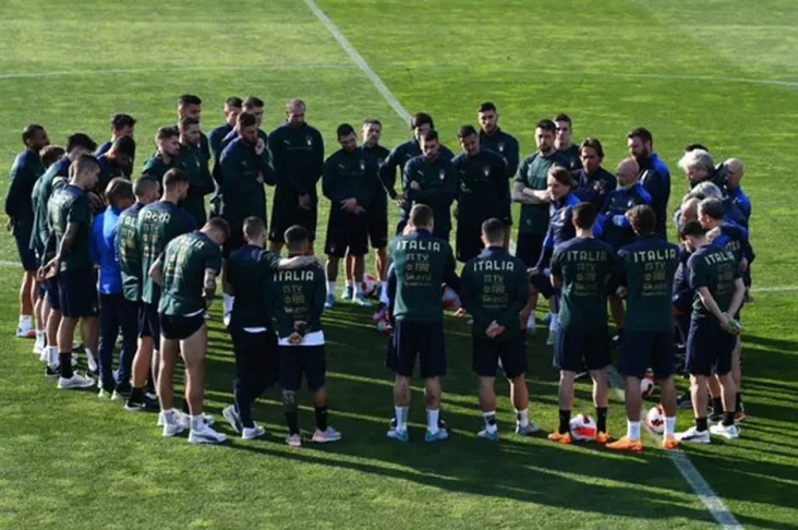 Roberto Mancini Lolos...