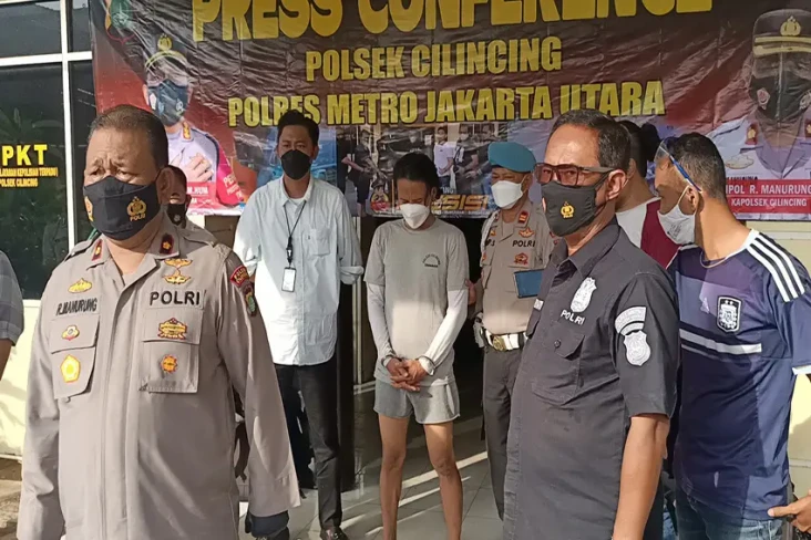 Polisi Tangkap Pria...