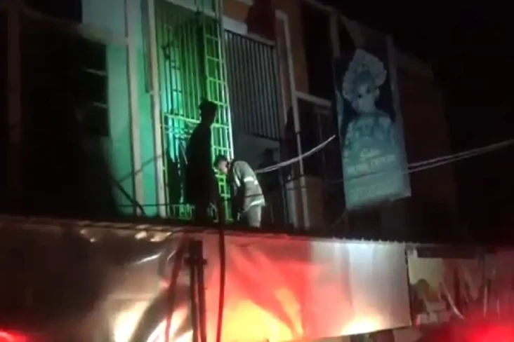 Salon Kecantikan Terbakar,...