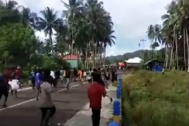 Mencekam, Warga dan...