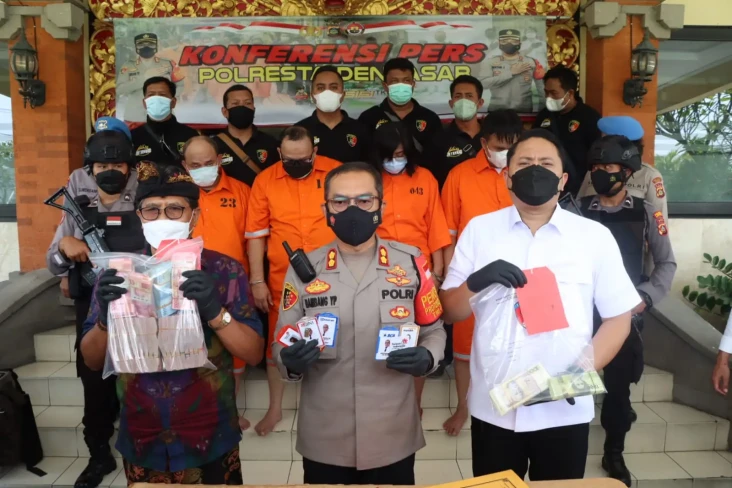 Komplotan Spesialis...