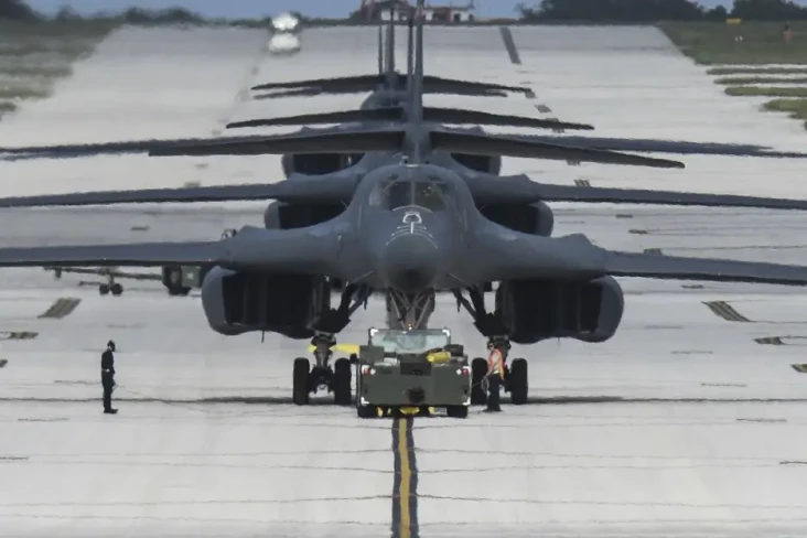 Bomber B-1B AS, Pesawat...