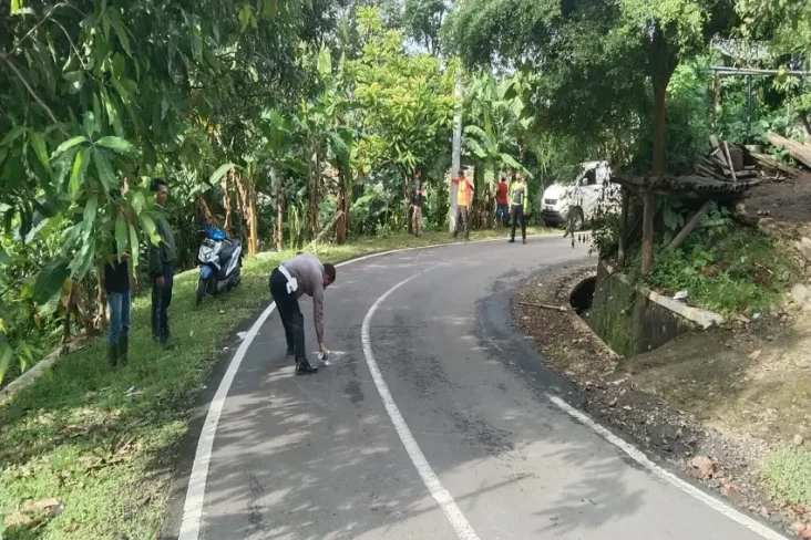 Senggolan Motor di Jalan...