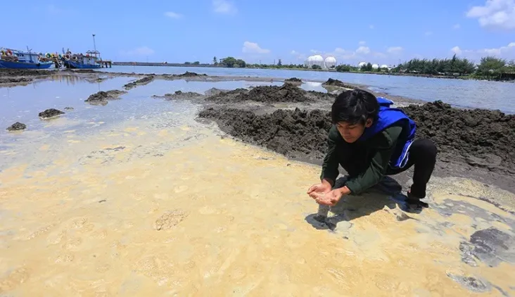 Ricuh Demo Limbah Pantai...