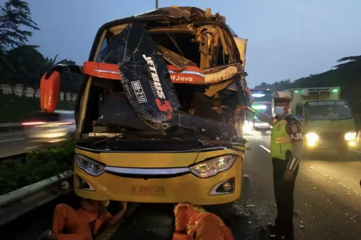 Bus dan Truk Kecelakaan...
