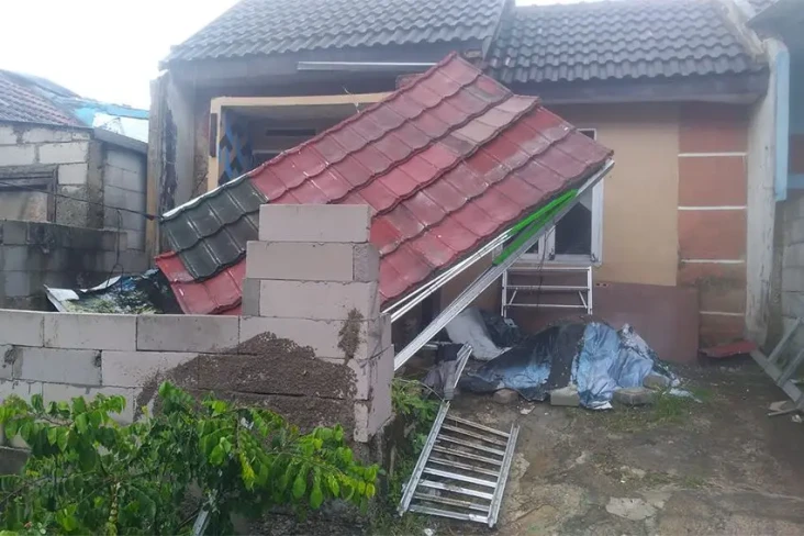 Puluhan Rumah di Pulau...