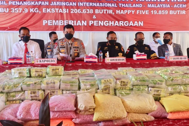 Polda Aceh Musnahkan...