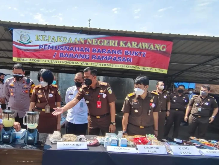 Kejari Karawang Bakar...