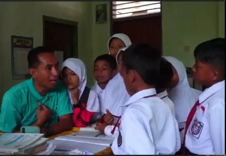 Sosok Pak Ribut, 19...