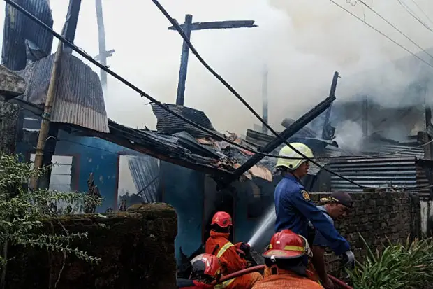 Warga Mengamuk dan Bakar...