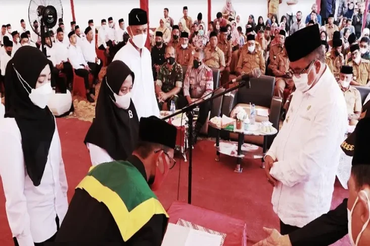 Bupati Aceh Barat Serahkan...