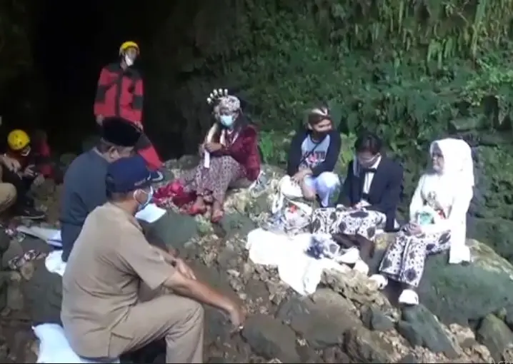 Unik, 2 Pasangan Pengantin...