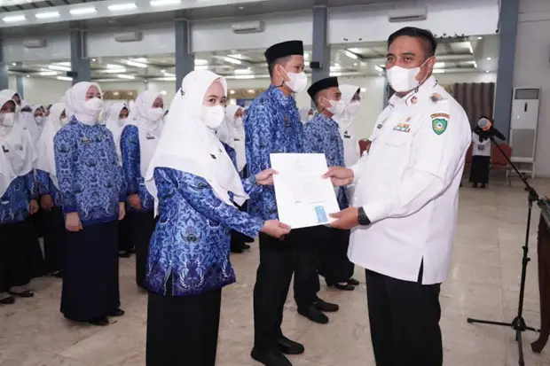 Serahkan SK ASN, Bupati...