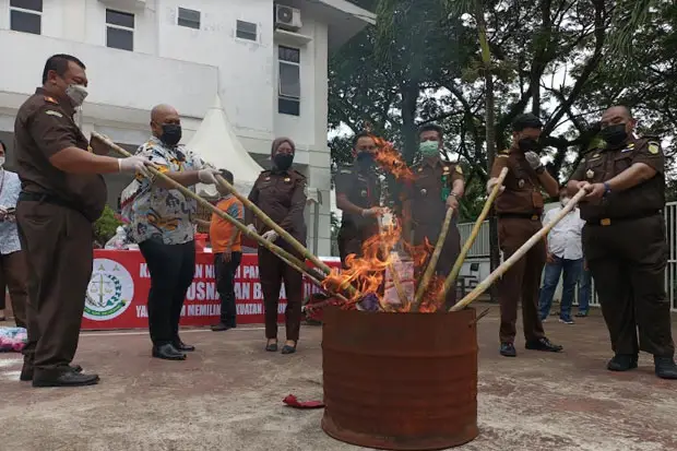 Kejari Pangkep Musnahkan...