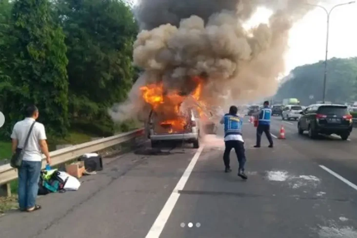 Penampakan Mobil Terbakar...