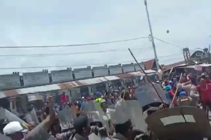 Nabire Mencekam, Demo...