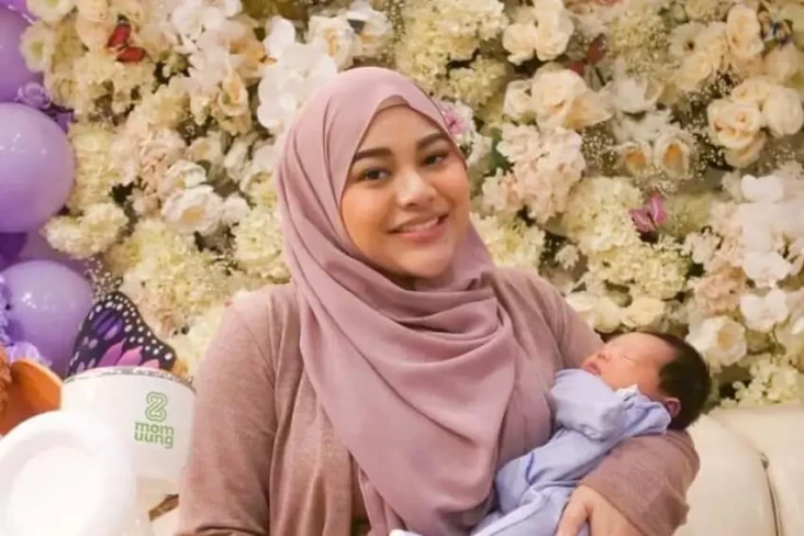 Lahirkan Anak Pertama,...
