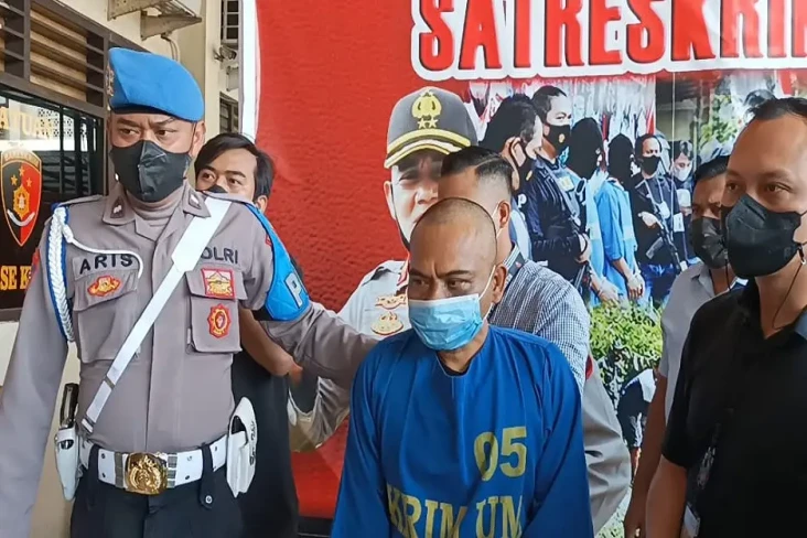 Cinta Ditolak, Pria...
