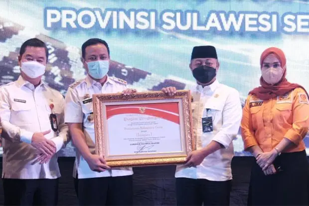 Pemkab Gowa Terima Penghargaan...